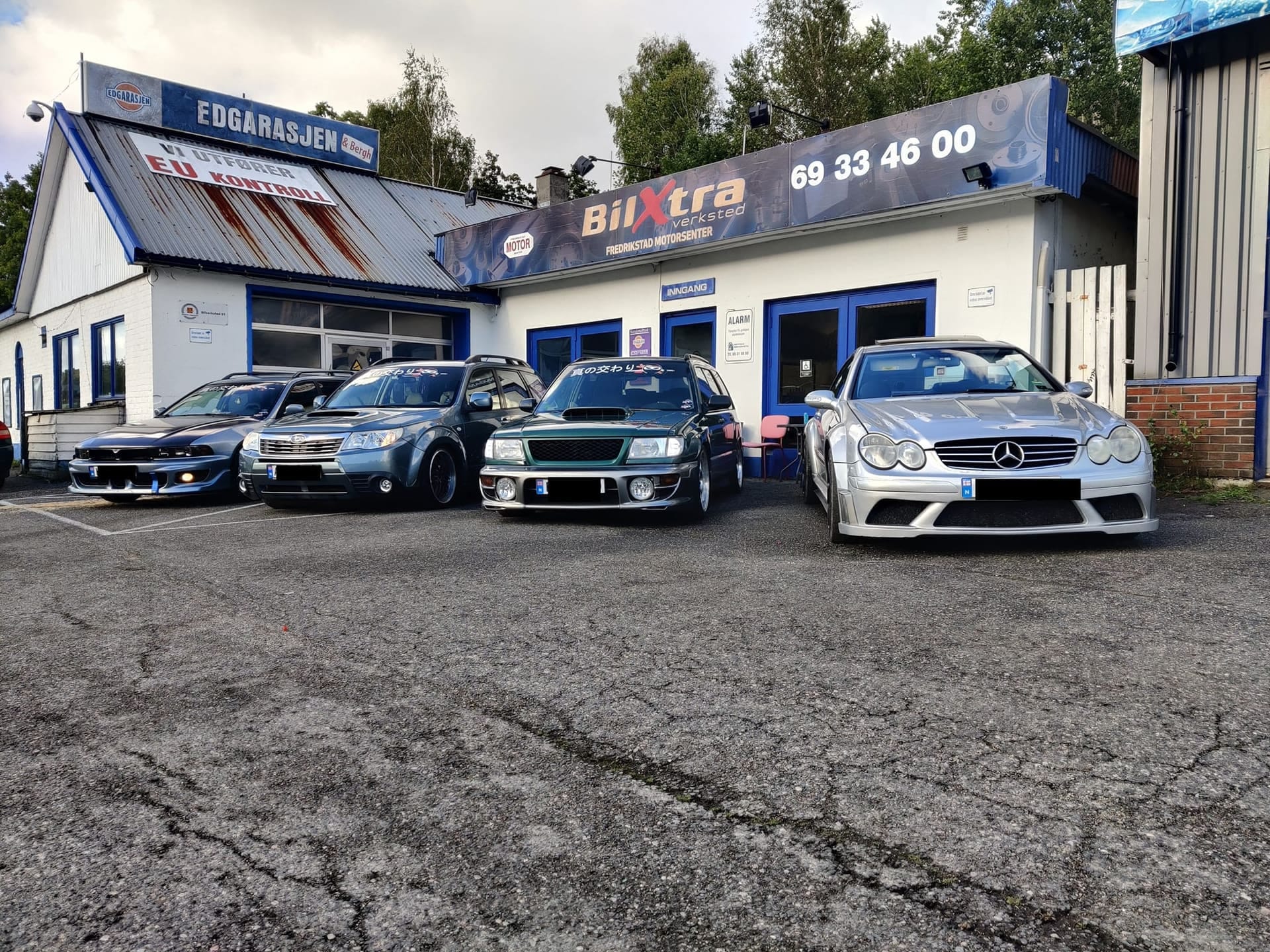 Verkstedet til Fredrikstad Motorsenter med BilXtra-skilt og biler parkert foran